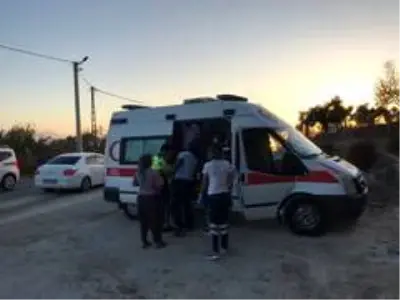 Kuşadası'nda iki otomobil kafa kafaya çarpıştı, 2 yaralı Kuşadası'nda iki otomobil kafa kafaya çarpıştı, 2 yaralı