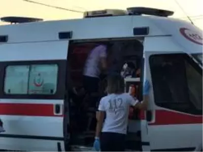 Kuşadası'nda iki otomobil kafa kafaya çarpıştı, 2 yaralı Kuşadası'nda iki otomobil kafa kafaya çarpıştı, 2 yaralı
