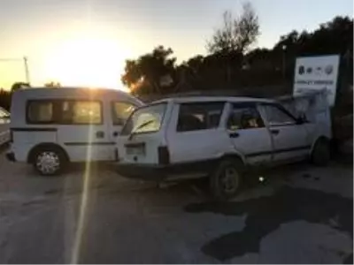 Kuşadası'nda iki otomobil kafa kafaya çarpıştı, 2 yaralı Kuşadası'nda iki otomobil kafa kafaya çarpıştı, 2 yaralı