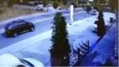 Ehliyetsiz sürücü iki araca çarptı, kazayı bir başkası üstelenmeye çalışsa da güvenlik kameraları olayı aydınlattı Ehliyetsiz sürücü iki araca çarptı, kazayı bir başkası üstelenmeye çalışsa da güvenlik kameraları olayı aydınlattı