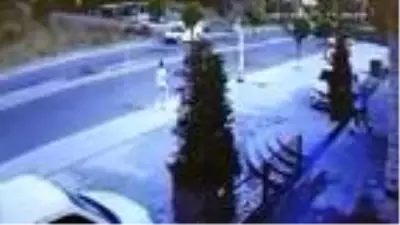 Ehliyetsiz sürücü iki araca çarptı, kazayı bir başkası üstelenmeye çalışsa da güvenlik kameraları olayı aydınlattı Ehliyetsiz sürücü iki araca çarptı, kazayı bir başkası üstelenmeye çalışsa da güvenlik kameraları olayı aydınlattı
