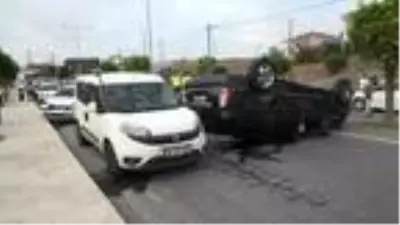 Ehliyetsiz sürücü iki araca çarptı, kazayı bir başkası üstelenmeye çalışsa da güvenlik kameraları olayı aydınlattı Ehliyetsiz sürücü iki araca çarptı, kazayı bir başkası üstelenmeye çalışsa da güvenlik kameraları olayı aydınlattı