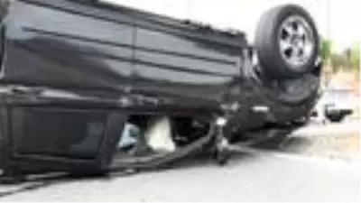 Ehliyetsiz sürücü iki araca çarptı, kazayı bir başkası üstelenmeye çalışsa da güvenlik kameraları olayı aydınlattı Ehliyetsiz sürücü iki araca çarptı, kazayı bir başkası üstelenmeye çalışsa da güvenlik kameraları olayı aydınlattı