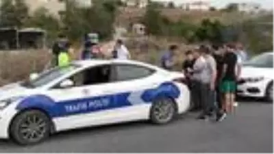 Ehliyetsiz sürücü iki araca çarptı, kazayı bir başkası üstelenmeye çalışsa da güvenlik kameraları olayı aydınlattı Ehliyetsiz sürücü iki araca çarptı, kazayı bir başkası üstelenmeye çalışsa da güvenlik kameraları olayı aydınlattı