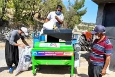 Mersin Büyükşehir Belediyesi'nden badem üreticilerine makine desteği Mersin Büyükşehir Belediyesi'nden badem üreticilerine makine desteği