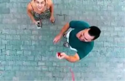 Milli güreşçinin 'drone'li evlilik teklifi turizmci nişanlısını sevince boğdu Milli güreşçinin 'drone'li evlilik teklifi turizmci nişanlısını sevince boğdu