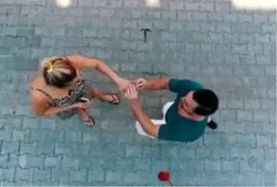 Milli güreşçinin 'drone'li evlilik teklifi turizmci nişanlısını sevince boğdu Milli güreşçinin 'drone'li evlilik teklifi turizmci nişanlısını sevince boğdu