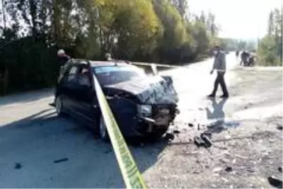 Otomobiller kavşakta kafa kafaya çarpıştı: 8 yaralı Otomobiller kavşakta kafa kafaya çarpıştı: 8 yaralı