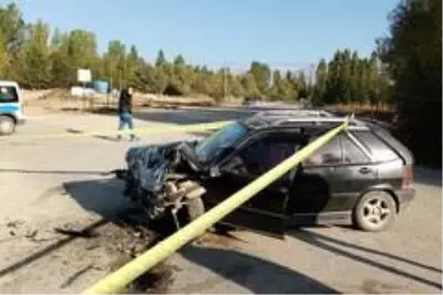 Otomobiller kavşakta kafa kafaya çarpıştı: 8 yaralı Otomobiller kavşakta kafa kafaya çarpıştı: 8 yaralı