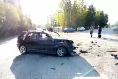 Otomobiller kavşakta kafa kafaya çarpıştı: 8 yaralı Otomobiller kavşakta kafa kafaya çarpıştı: 8 yaralı