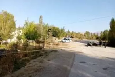 Otomobiller kavşakta kafa kafaya çarpıştı: 8 yaralı Otomobiller kavşakta kafa kafaya çarpıştı: 8 yaralı