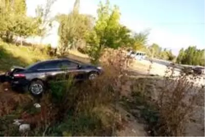 Otomobiller kavşakta kafa kafaya çarpıştı: 8 yaralı Otomobiller kavşakta kafa kafaya çarpıştı: 8 yaralı