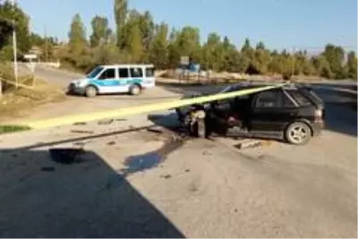 Otomobiller kavşakta kafa kafaya çarpıştı: 8 yaralı Otomobiller kavşakta kafa kafaya çarpıştı: 8 yaralı