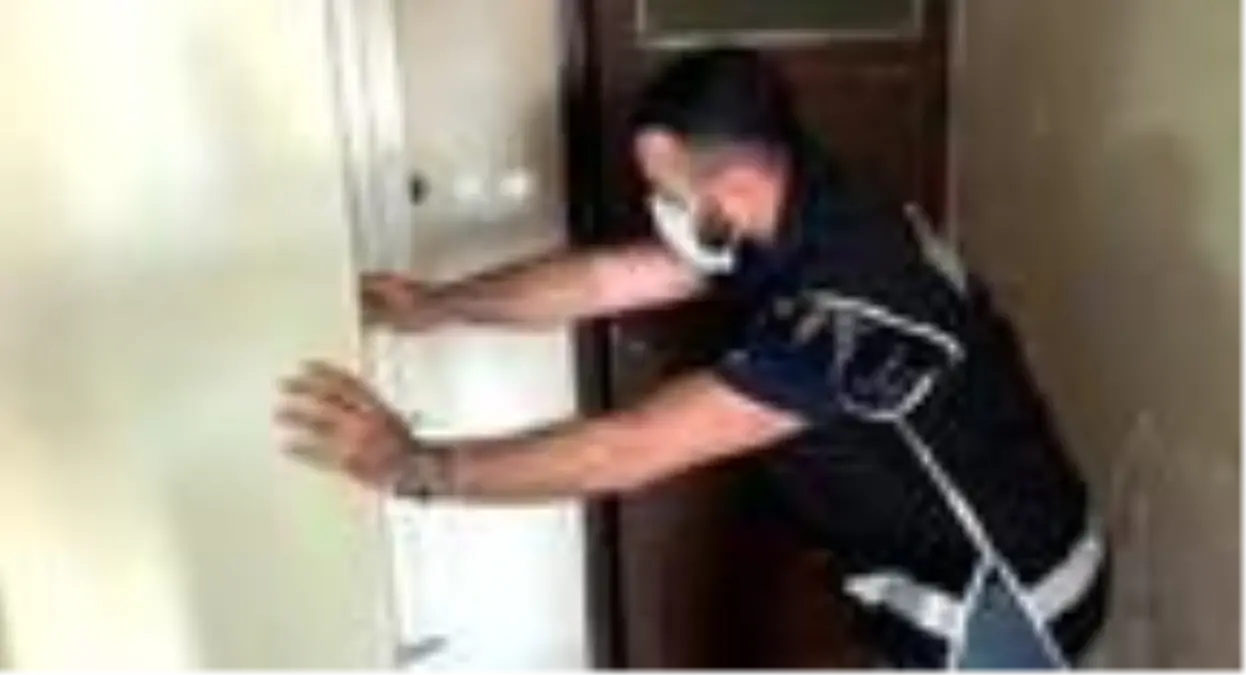 Portmanto arkasındaki gizli odada gümrük kaçağı cep telefonları ele geçirildi