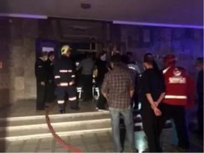Psikiyatri bölümünde yatan hasta ateşe verdiği odasında hayatını kaybetti, olayda 2 kişi de yaralandı Psikiyatri bölümünde yatan hasta ateşe verdiği odasında hayatını kaybetti, olayda 2 kişi de yaralandı