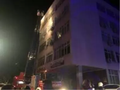 Psikiyatri bölümünde yatan hasta ateşe verdiği odasında hayatını kaybetti, olayda 2 kişi de yaralandı Psikiyatri bölümünde yatan hasta ateşe verdiği odasında hayatını kaybetti, olayda 2 kişi de yaralandı