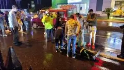 Sarıyer'de yağış nedeniyle kayganlaşan yolda zincirleme kaza: 6 yaralı Sarıyer'de yağış nedeniyle kayganlaşan yolda zincirleme kaza: 6 yaralı