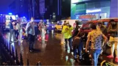 Sarıyer'de yağış nedeniyle kayganlaşan yolda zincirleme kaza: 6 yaralı Sarıyer'de yağış nedeniyle kayganlaşan yolda zincirleme kaza: 6 yaralı