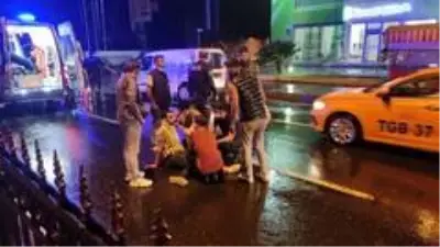 Sarıyer'de yağış nedeniyle kayganlaşan yolda zincirleme kaza: 6 yaralı Sarıyer'de yağış nedeniyle kayganlaşan yolda zincirleme kaza: 6 yaralı