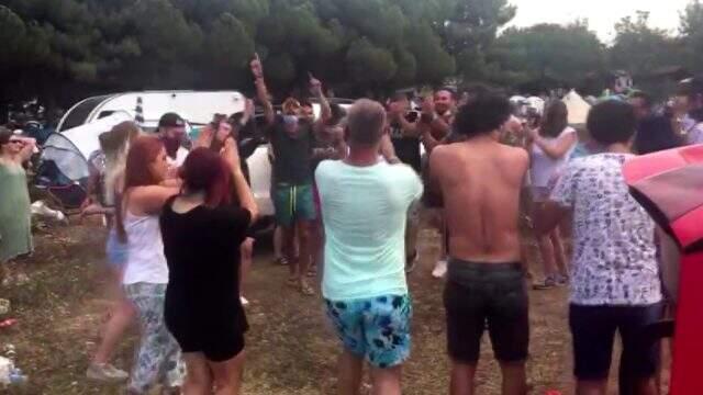 Şile'de koronavirüse aldırış etmeden festival düzenleyen şahıslara ceza yağdı Şile'de koronavirüse aldırış etmeden festival düzenleyen şahıslara ceza yağdı