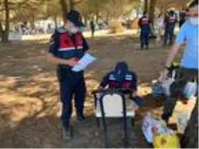 Şile'de sosyal mesafe ve maske kuralına uymayan kampçılara jandarma baskın yaptı Şile'de sosyal mesafe ve maske kuralına uymayan kampçılara jandarma baskın yaptı
