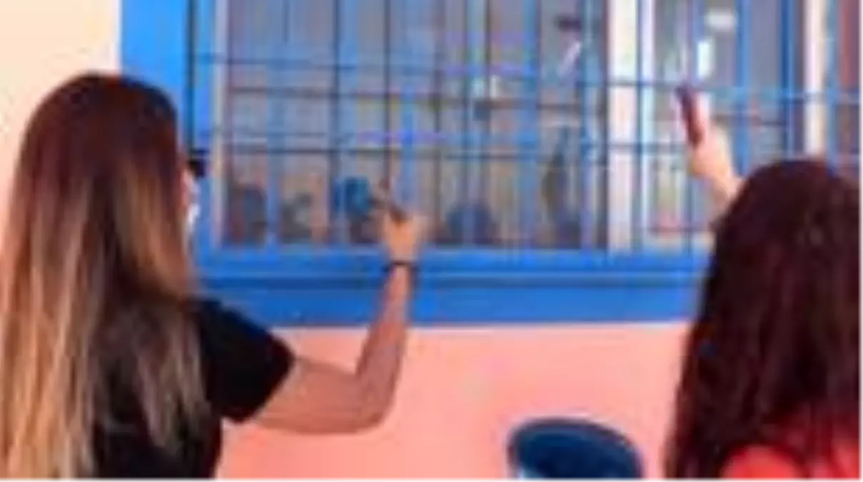 Silopi'de fedakar öğretmenler köy okulunu boyadı