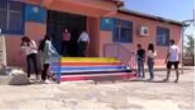 Silopi'de fedakar öğretmenler köy okulunu boyadı Silopi'de fedakar öğretmenler köy okulunu boyadı