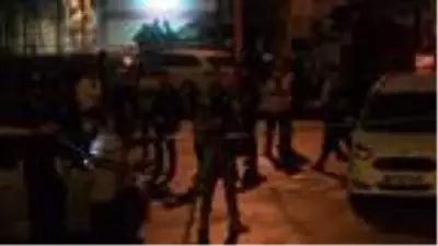 ŞİŞLİ'DE EKİP ARACINA KURŞUN İSABET ETTİ, 2 KİŞİ GÖZALTINA ALINDI ŞİŞLİ'DE EKİP ARACINA KURŞUN İSABET ETTİ, 2 KİŞİ GÖZALTINA ALINDI
