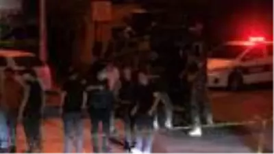 ŞİŞLİ'DE EKİP ARACINA KURŞUN İSABET ETTİ, 2 KİŞİ GÖZALTINA ALINDI ŞİŞLİ'DE EKİP ARACINA KURŞUN İSABET ETTİ, 2 KİŞİ GÖZALTINA ALINDI