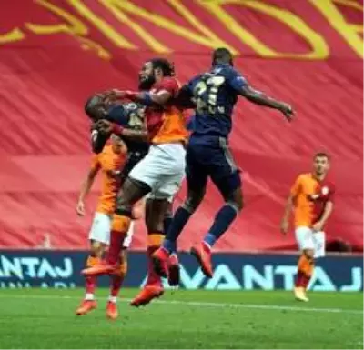 Derbi mücadelesinde müsabakanın ilk yarısı golsüz eşitlikle sonuçlandı Derbi mücadelesinde müsabakanın ilk yarısı golsüz eşitlikle sonuçlandı