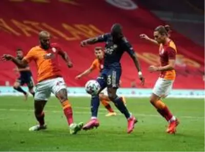 Derbi mücadelesinde müsabakanın ilk yarısı golsüz eşitlikle sonuçlandı Derbi mücadelesinde müsabakanın ilk yarısı golsüz eşitlikle sonuçlandı