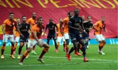 Derbi mücadelesinde müsabakanın ilk yarısı golsüz eşitlikle sonuçlandı Derbi mücadelesinde müsabakanın ilk yarısı golsüz eşitlikle sonuçlandı