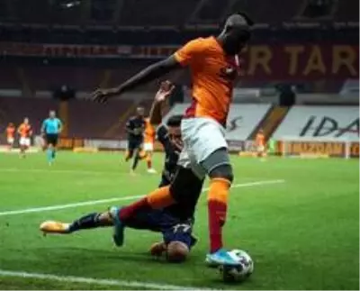 Galatasaray - Fenerbahçe karşılaşması 0-0 eşitlikle sona erdi Galatasaray - Fenerbahçe karşılaşması 0-0 eşitlikle sona erdi