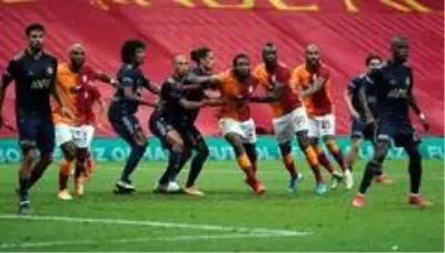 Galatasaray - Fenerbahçe karşılaşması 0-0 eşitlikle sona erdi Galatasaray - Fenerbahçe karşılaşması 0-0 eşitlikle sona erdi