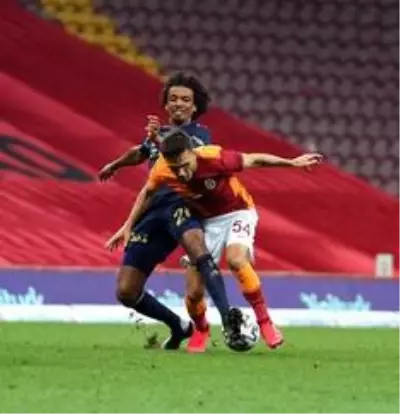 Galatasaray - Fenerbahçe karşılaşması 0-0 eşitlikle sona erdi Galatasaray - Fenerbahçe karşılaşması 0-0 eşitlikle sona erdi