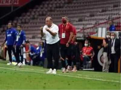 Galatasaray - Fenerbahçe karşılaşması 0-0 eşitlikle sona erdi Galatasaray - Fenerbahçe karşılaşması 0-0 eşitlikle sona erdi