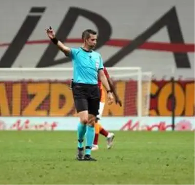 Galatasaray - Fenerbahçe karşılaşması 0-0 eşitlikle sona erdi Galatasaray - Fenerbahçe karşılaşması 0-0 eşitlikle sona erdi