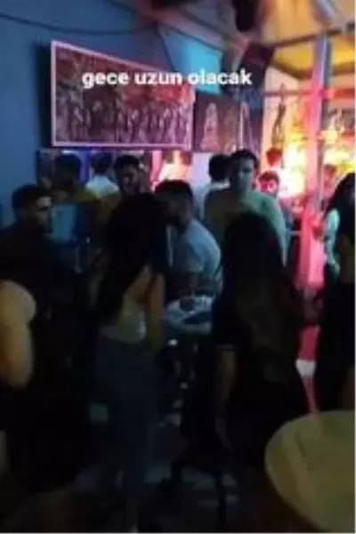 Taksim'deki gece kulüplerinden isyan ettiren görüntüler! Koronaya rağmen sabaha kadar eğlendiler Taksim'deki gece kulüplerinden isyan ettiren görüntüler! Koronaya rağmen sabaha kadar eğlendiler
