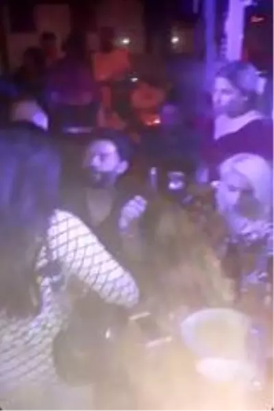 Taksim'deki gece kulüplerinden isyan ettiren görüntüler! Koronaya rağmen sabaha kadar eğlendiler Taksim'deki gece kulüplerinden isyan ettiren görüntüler! Koronaya rağmen sabaha kadar eğlendiler