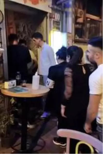 Taksim'deki gece kulüplerinden isyan ettiren görüntüler! Koronaya rağmen sabaha kadar eğlendiler Taksim'deki gece kulüplerinden isyan ettiren görüntüler! Koronaya rağmen sabaha kadar eğlendiler
