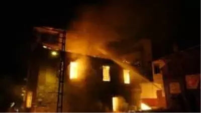Son dakika haberi... Tarihi ahşap evde çıkan yangın mahalleliyi sokağa döktü Son dakika haberi... Tarihi ahşap evde çıkan yangın mahalleliyi sokağa döktü