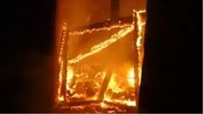 Son dakika haberi... Tarihi ahşap evde çıkan yangın mahalleliyi sokağa döktü Son dakika haberi... Tarihi ahşap evde çıkan yangın mahalleliyi sokağa döktü