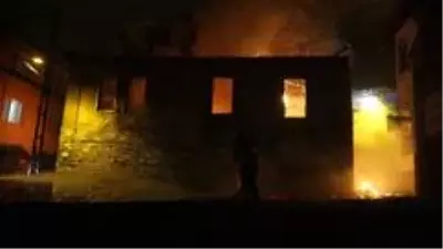Son dakika haberi... Tarihi ahşap evde çıkan yangın mahalleliyi sokağa döktü Son dakika haberi... Tarihi ahşap evde çıkan yangın mahalleliyi sokağa döktü