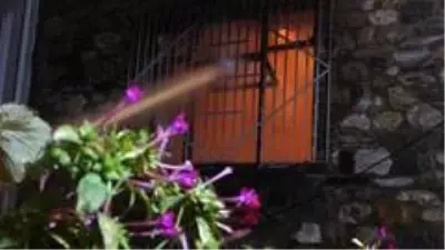 Son dakika haberi... Tarihi ahşap evde çıkan yangın mahalleliyi sokağa döktü Son dakika haberi... Tarihi ahşap evde çıkan yangın mahalleliyi sokağa döktü