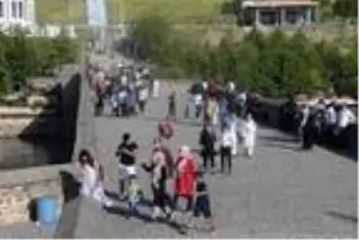 Son dakika! Tarihi On Gözlü Köprü'de maske ve sosyal mesafe unutuldu Son dakika! Tarihi On Gözlü Köprü'de maske ve sosyal mesafe unutuldu