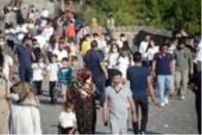 Son dakika! Tarihi On Gözlü Köprü'de maske ve sosyal mesafe unutuldu Son dakika! Tarihi On Gözlü Köprü'de maske ve sosyal mesafe unutuldu