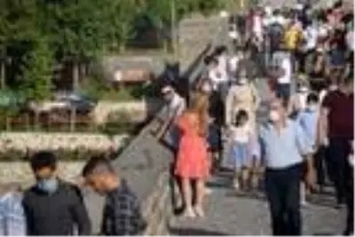 Son dakika! Tarihi On Gözlü Köprü'de maske ve sosyal mesafe unutuldu Son dakika! Tarihi On Gözlü Köprü'de maske ve sosyal mesafe unutuldu