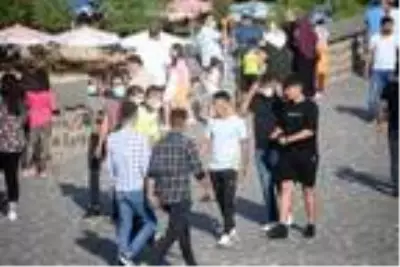 Son dakika! Tarihi On Gözlü Köprü'de maske ve sosyal mesafe unutuldu Son dakika! Tarihi On Gözlü Köprü'de maske ve sosyal mesafe unutuldu