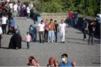 Son dakika! Tarihi On Gözlü Köprü'de maske ve sosyal mesafe unutuldu Son dakika! Tarihi On Gözlü Köprü'de maske ve sosyal mesafe unutuldu