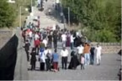 Son dakika! Tarihi On Gözlü Köprü'de maske ve sosyal mesafe unutuldu Son dakika! Tarihi On Gözlü Köprü'de maske ve sosyal mesafe unutuldu